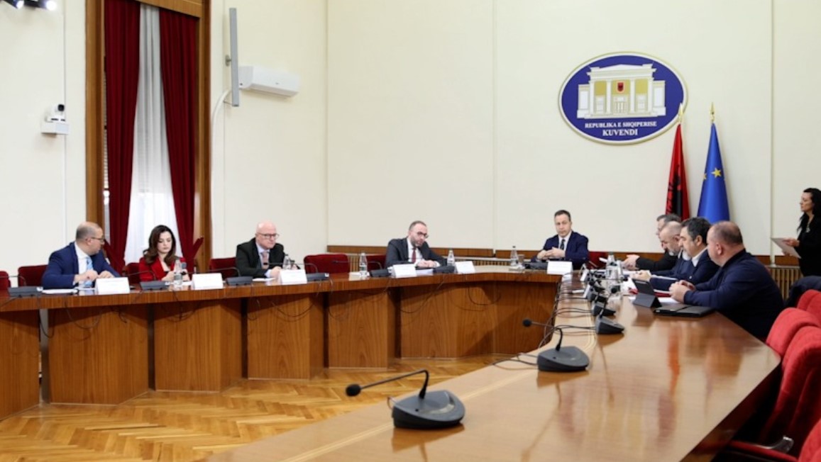 “Disa persona ‘të fortë’ kanë kërcënuar dëshmitarët në emër të Ballukut”- Debatet me dyer të mbyllura në Këshillin e Mandateve!