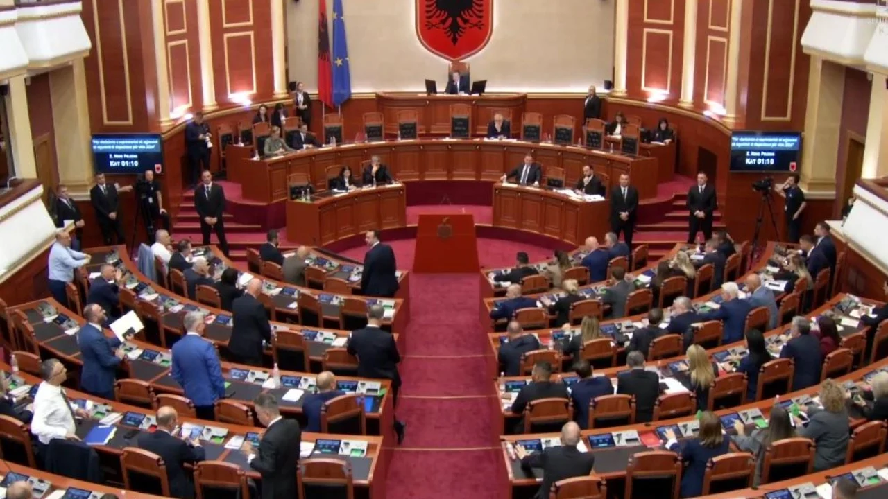 Kuvendi sot në seancë plenare/ 2 interpelanca me ministren e Arsimit dhe disa projektligje që pritet të votohen