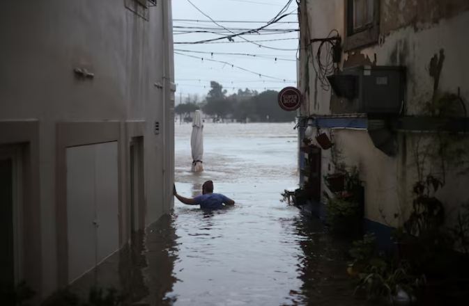 Stuhia “Leo” bllokon Spanjën, evakuohen rreth 4000 banorë
