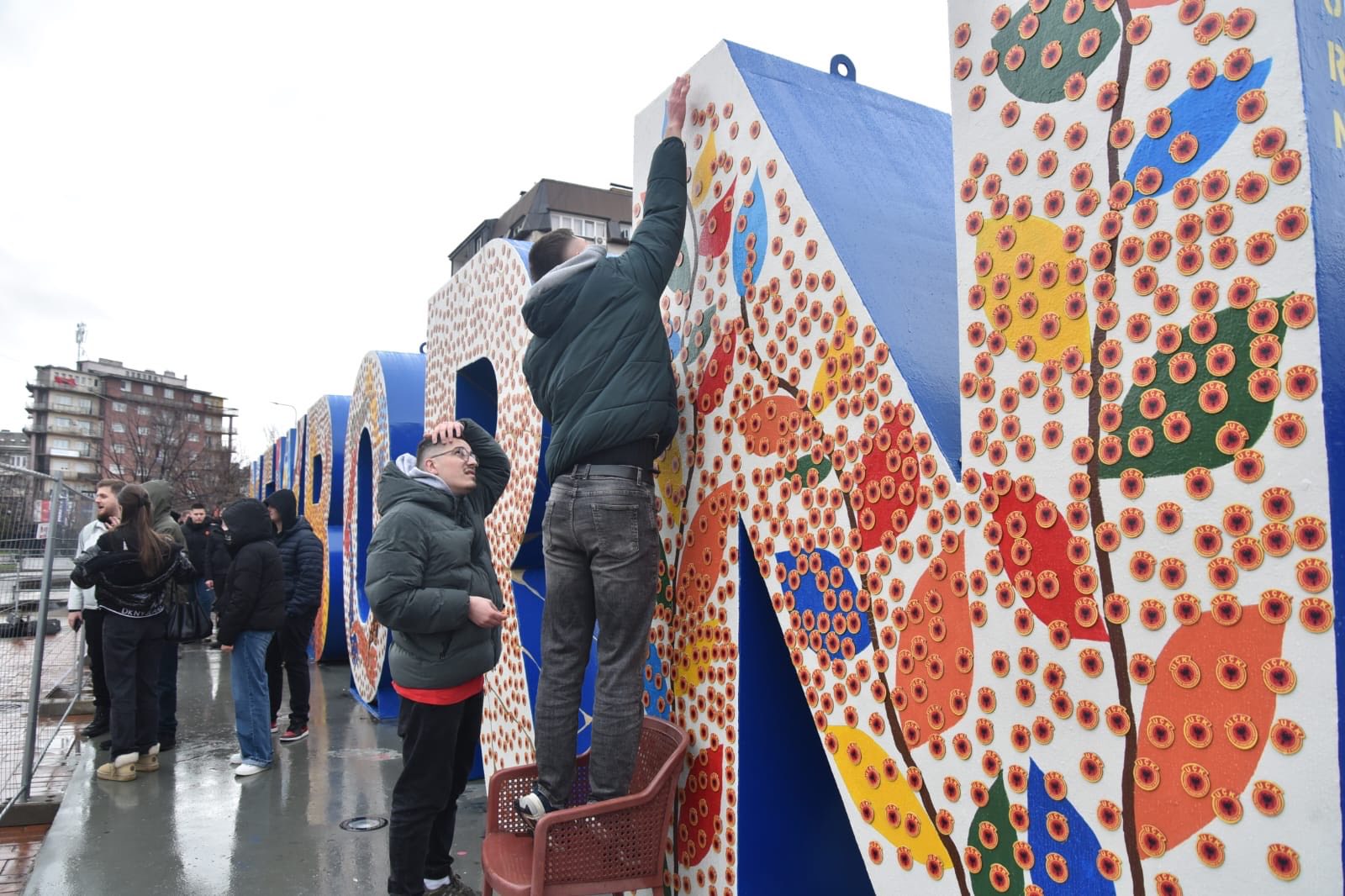 “Liria ka Emër!”- Mesazh i ri kundër Gjykatës Speciale, 5000 emblema të UÇK-së vendosen në monumentin “NEWBORN”