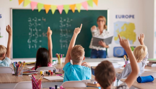 Pas administratës dhe mjekëve, propozohet rritje pagash 2.5% edhe për 36 mijë mësues dhe edukatorë