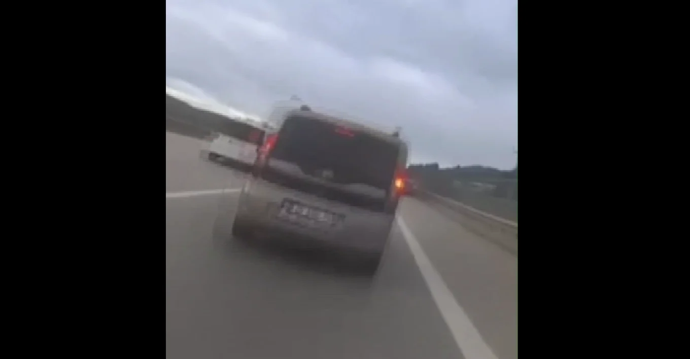 Motoçiklisti me shpejtësi 113 km/orë, përplaset fuqishëm me kamionin në Turqi (VIDEO)