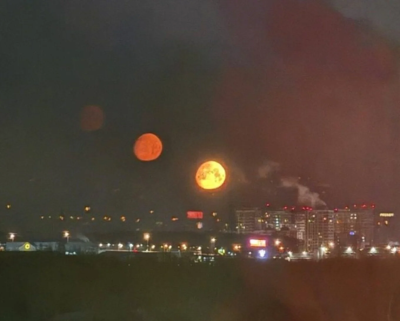 Tre hëna ndriçuan qiellin e Moskës, fenomeni i rrallë i parahënës