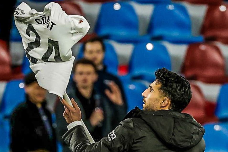 Ndodh në kampionatin spanjoll! Futbollisti valëvit fanellën pas fitores, tifozët i kundërpërgjigjen me shishe kokës