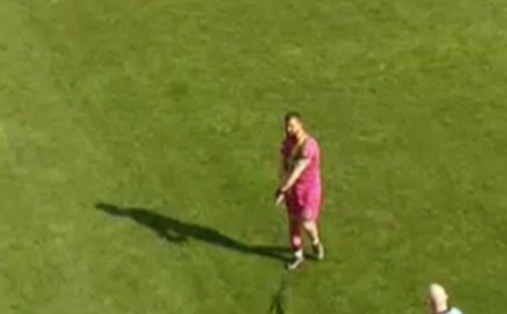 Ndodh në Kategorinë e Parë, portieri merr karton të kuq duke u sharë me tifozët e vet