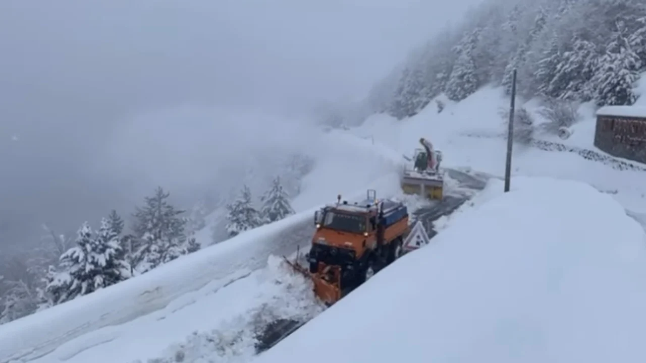 Ortekë dëbore në aksin Qafë Thore-Theth, rruga bllokohet plotësisht