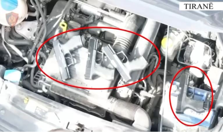 EMRI+FOTO/ Po trafikonte 12 pistoleta “Glock” nga Kosova për në Shqipëri, kapet në kryeqytet 27-vjeçari!