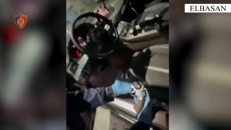 Me fenelina si të policisë dhe armë zjarri në automjet, arrestohet 32-vjeçari