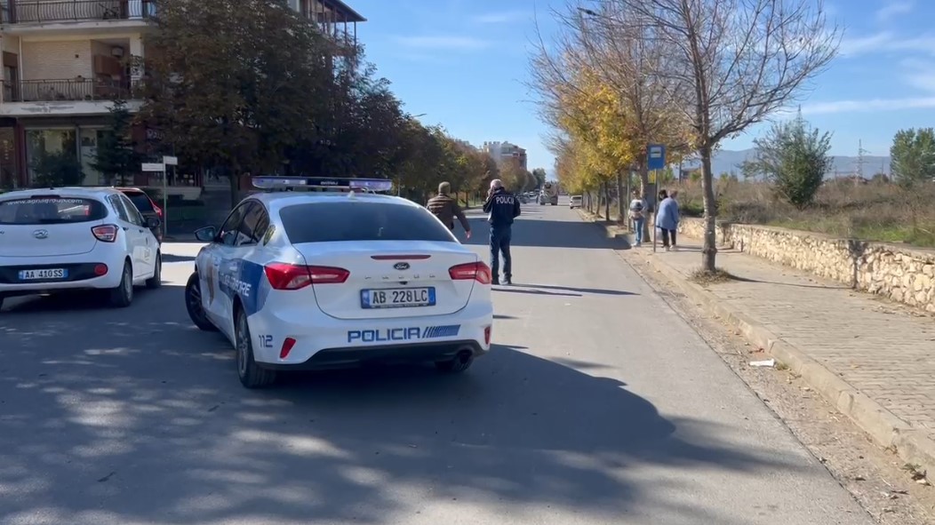 Gjoba për parkim të gabuar, 66-vjeçari sulmon efektiven dhe shefin e Policisë Bashkiake! U grisi bllokun e gjobave dhe…