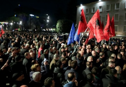 Opozita në bulevard kërkon dorëheqjen e Ramës, mes thirrjeve me megafon, turma nis marshimin drejt Policisë së Shtetit