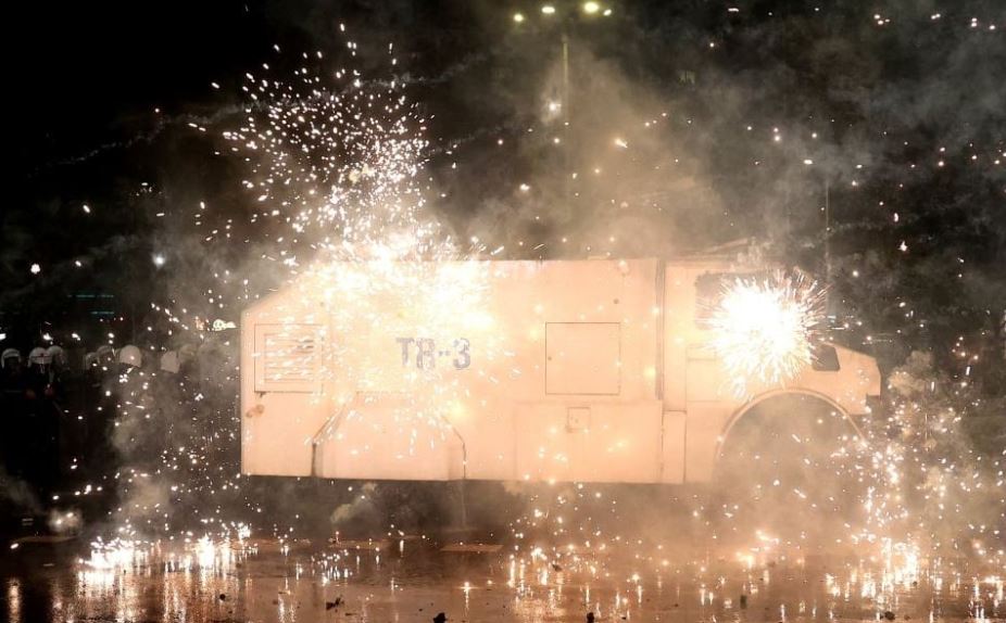 “Policia përdori gaz lotsjellës e topa uji”- Media greke jehonë protestës së opozitës: Korrupsioni i qeverisë ngre në këmbë shqiptarët!