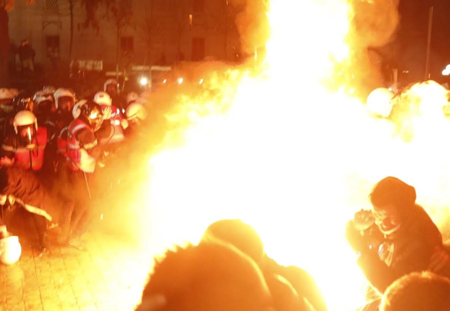 Protesta e opozitës, Ministria e Shëndetësisë: Në spital u paraqitën 21 persona të plagosur, mes tyre edhe deputeti Bledion Nallbati