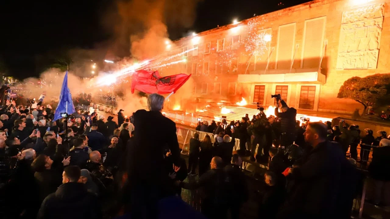 Protesta e tretë kombëtare e PD-së, policia e Tiranës publikon masat: Ja segmentet rrugore që do të bllokohen