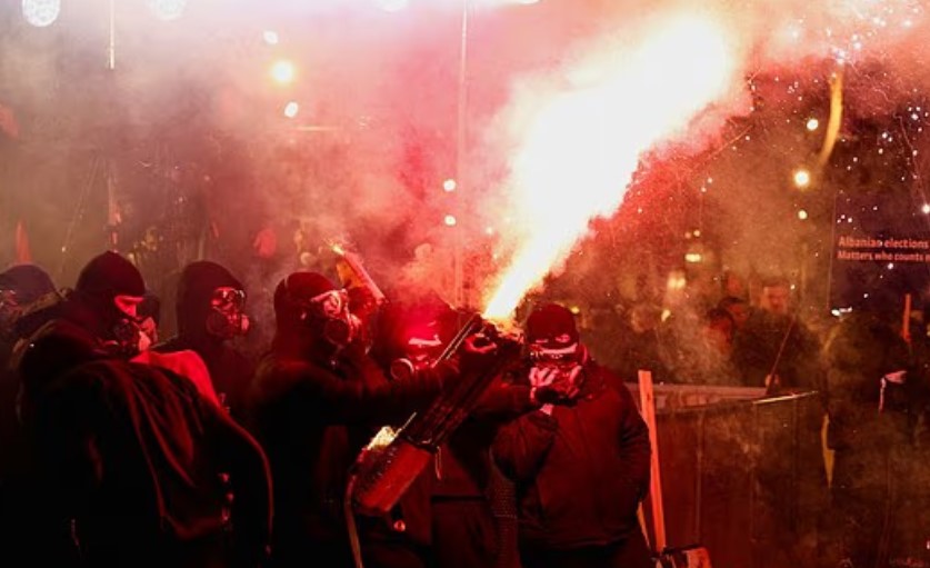 Protestat kundër korrupsionit në Shqipëri, media britanike: Policia përdori gaz lotsjellës dhe uji kundër protestuesve