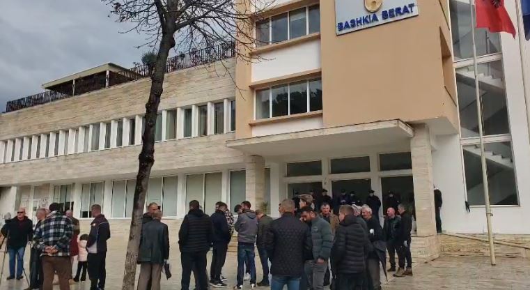 Banorët e 3 fshatrave në Berat protestë për rrugët, takojnë kryebashkiakun: Na tha bëni çfarë të doni