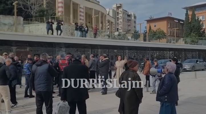 Bashkohen dy grupet e protestuesve në Durrës, bllokojnë rrugën (VIDEO)