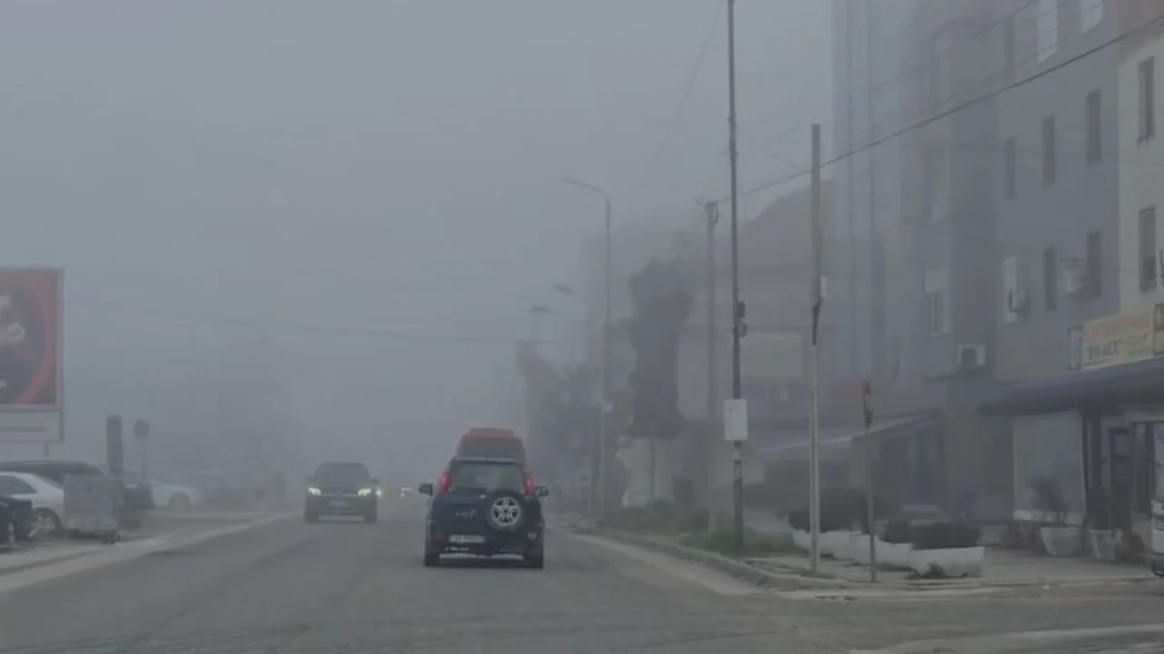 Mjegulla e dendur pushton Shqipërinë, vështirësi në qarkullimin e mjeteve