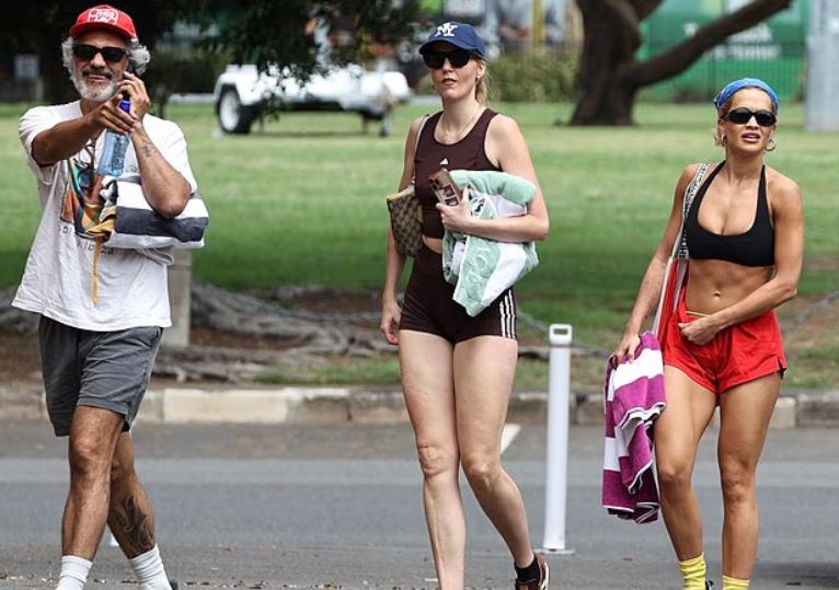 Rita Ora në top formë, shijon një shëtitje me biçikletë në Sydney me bashkëshortin (FOTO)