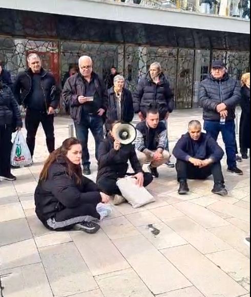 Bashkohen dy grupet e protestuesve në Durrës, bllokojnë rrugën (VIDEO)