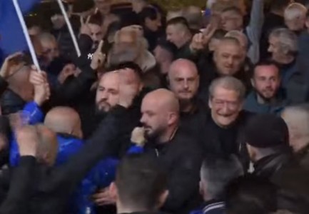 Protesta e opozitës, Berisha mbërrin në selinë e PD, militantët e presin me brohoritje