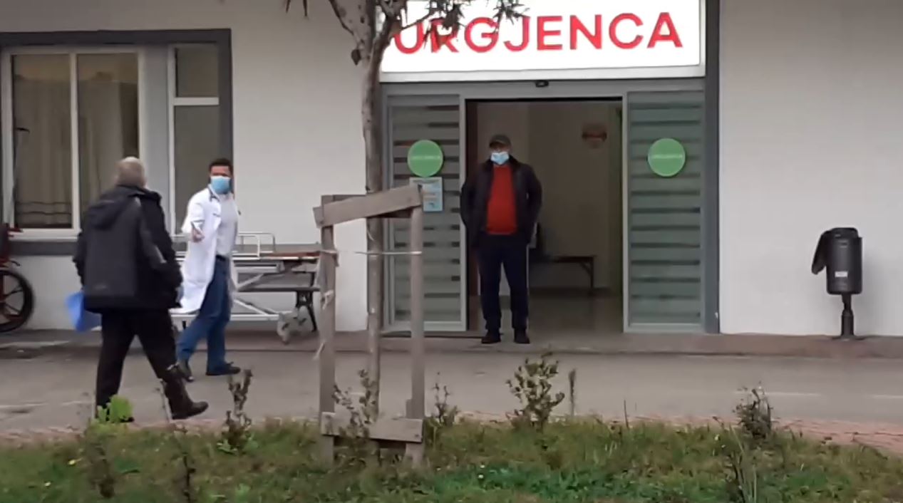 EMRAT/ I riu bën për spital pas sherrit 48-vjeçarin! I plagosuri dërgohet drejt Traumës, rrezikon të humbasë syrin!