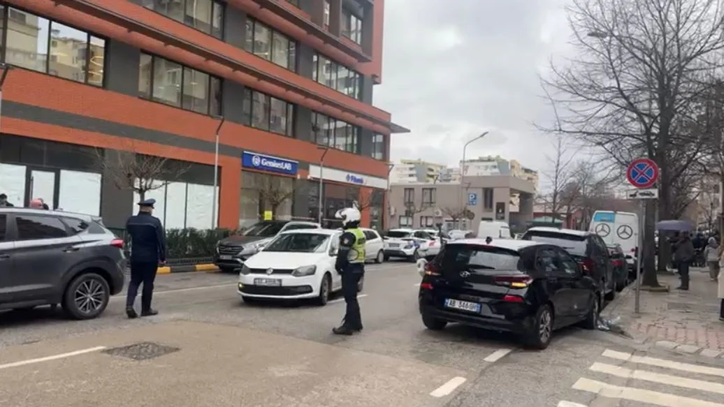 Qëlloi me kallash brenda bankës në Tiranë, zbulohet emri i autorit që tentoi të grabiste