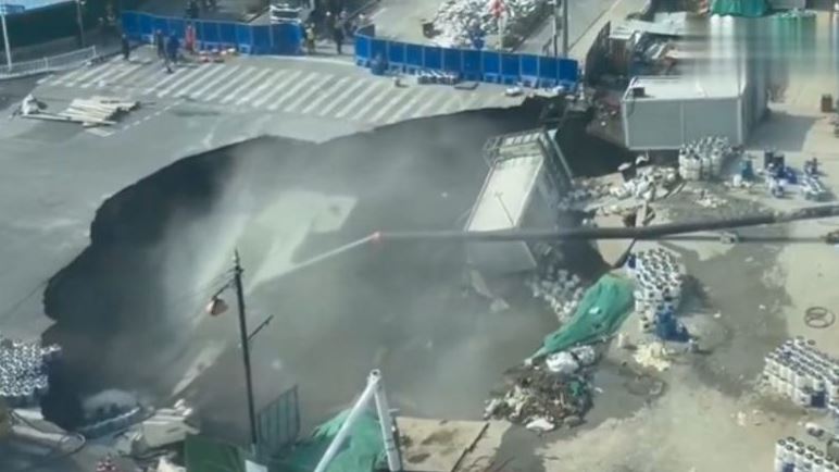 VIDEO/ Toka hapet dhe ‘gëlltit’ një kantier të tërë ndërtimi! Shikoni pamjet shokuese nga Shangai