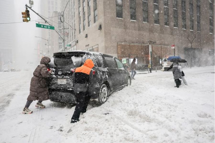 Stuhia më e fuqishme e dekadës, shpallet gjendje e jashtëzakonshme në disa shtete të Amerikës