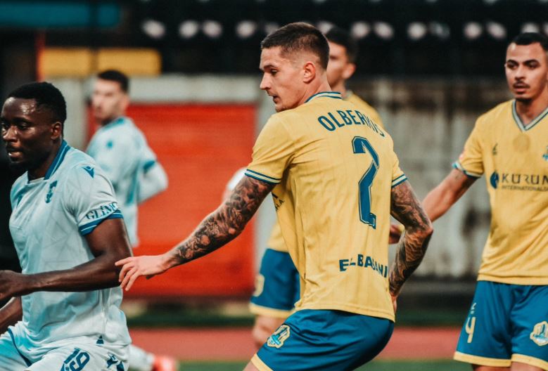 Të veçantat nga ndeshja Elbasani-Teuta, flakadanë, protesta dhe nervozizëm