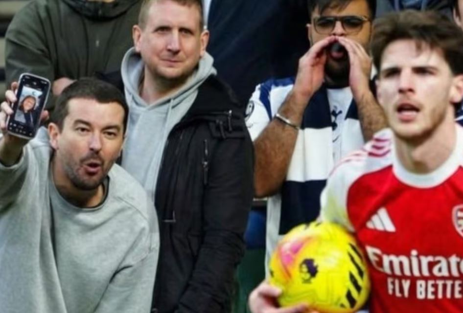 Tifozi tallet me mesfushorin e Arsenalit, nxjerr në telefon foton e gruas së Deklan Rajs