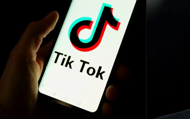 U bllokua për rreth një vit, qeveria heq masat e përkohshme dhe hap rrjetin social “Tik-Tok”