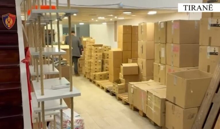 Të skaduara dhe kontrabandë/ Sekuestrohen mbi 10 mijë suplemente ushqimore dhe bimore, shpallet në kërkim administratori