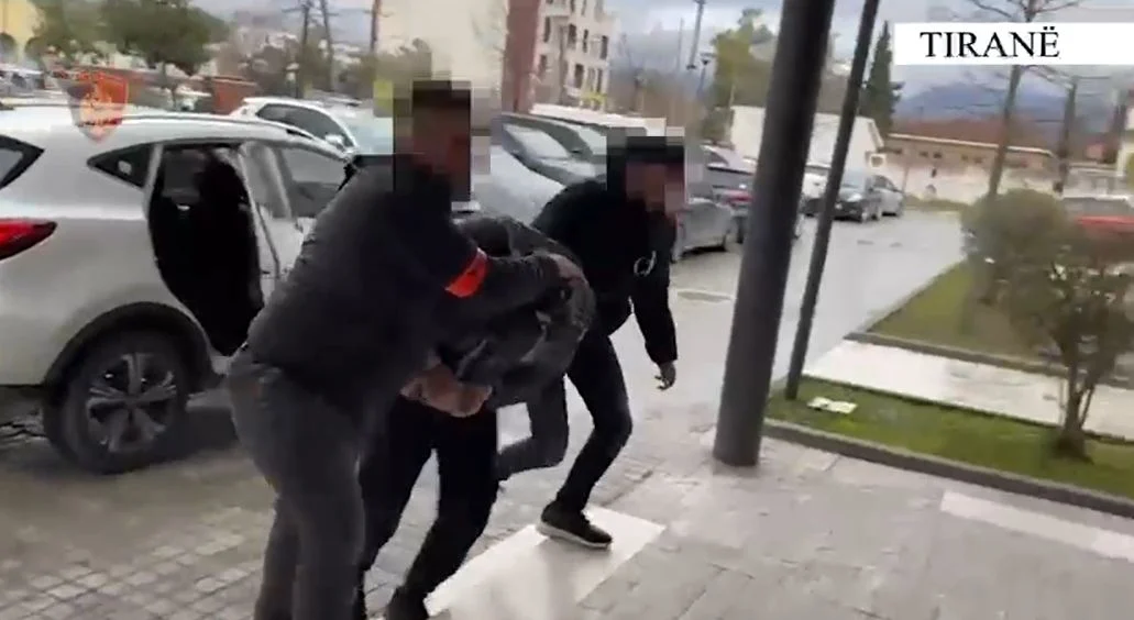 Kishte fshehur pistoletën në papafingon e banesës së tij, arrestohet 28-vjeçari në Tiranë