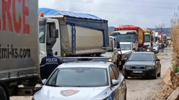 Banorët në Thumanë bllokojnë rrugën, kërkojnë të ndërhyhet për rikonstruksionin e aksit që e lidh me autostradën