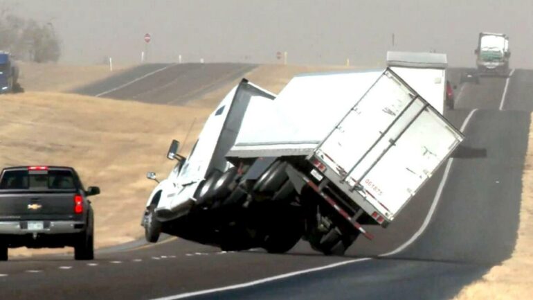 Era e fortë përmbys kamionin në mes të autostradës, aksidenti bëhet viral (VIDEO)