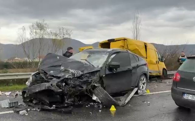 Përplasen tre automjete, dy persona në spital