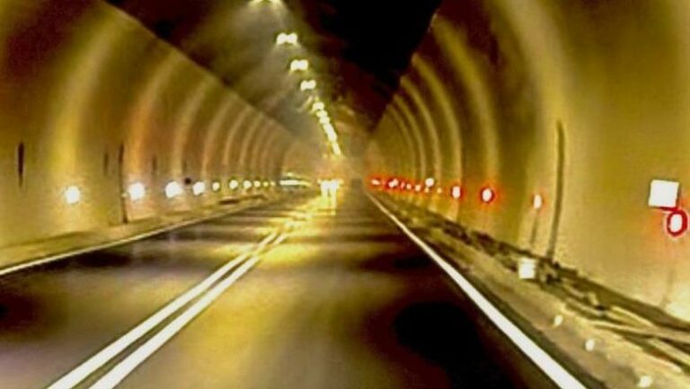 Aksident i rëndë në afërsi të tunelit të Murrizit, përplasen dy automjete