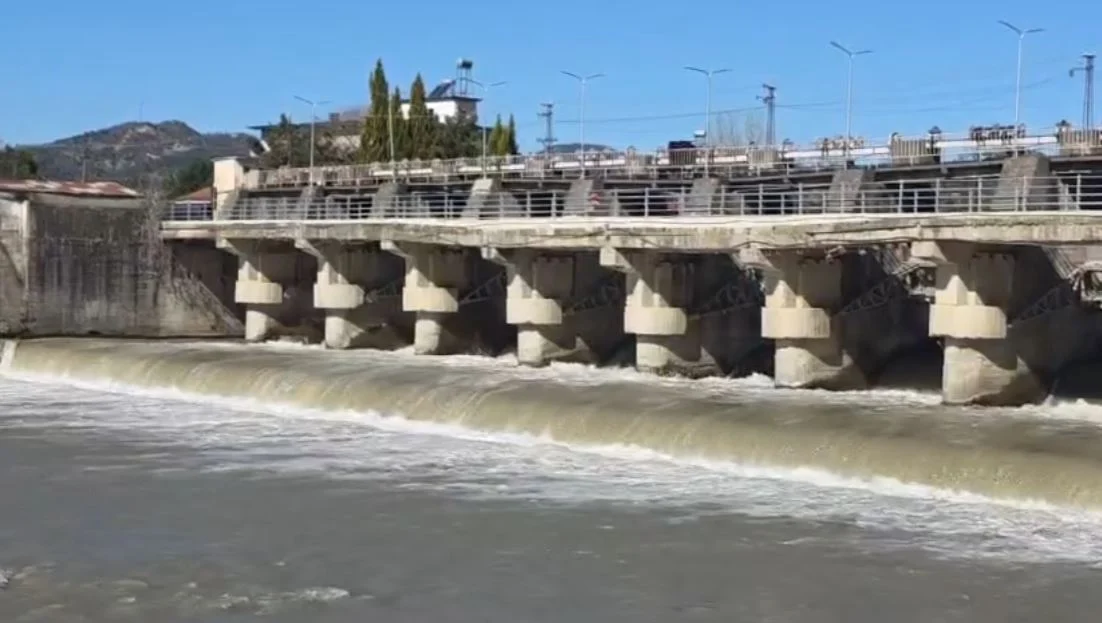 Ura e Çengelajt mbi Shkumbin në rrezik shembjeje, ndalohen mjetet mbi 3.5 tonë dhe kërkohen masa urgjente