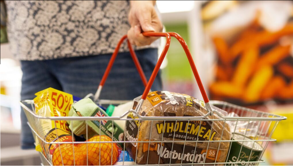 Shporta e inflacionit, ulen shpenzimet për veshje e mobilim, rriten për digjitalizimin dhe financat