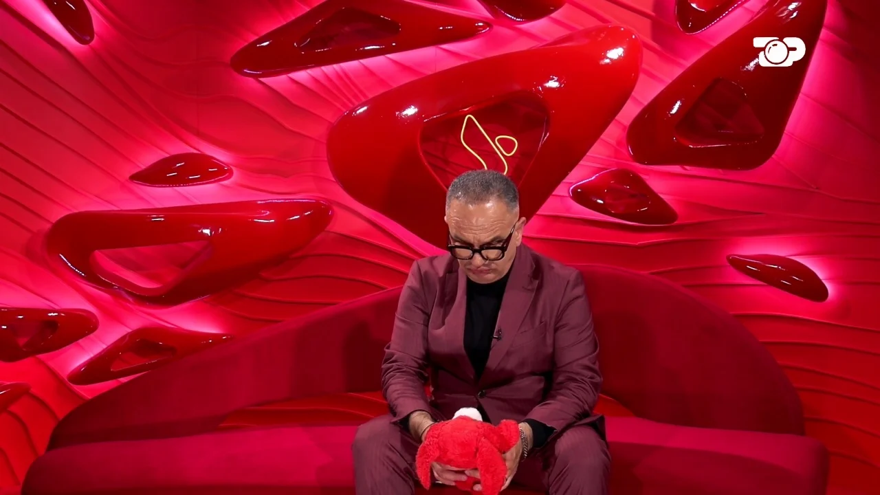 “Nëna ndërroi jetë nga kanceri”/ Artani rrëfen linjën prekëse të jetës: Takova vëllanë pas 23 vitesh, më tha s’të njoh