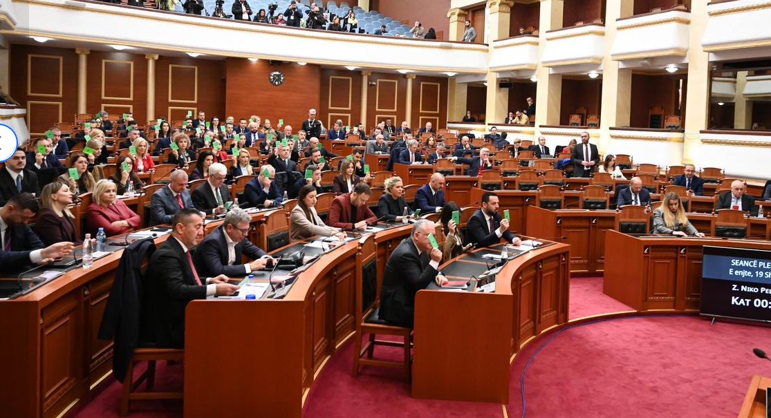 Seancë maratonë prej 18 orësh në Kuvend, PS voton ligjin për diplomatët. Rrëzohen në bllok 6 propozime të opozitës