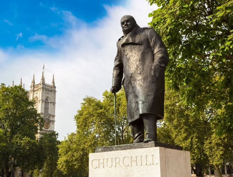 Vandalizohet statuja e Churchill në Londër, arrestohet një 38-vjeçar