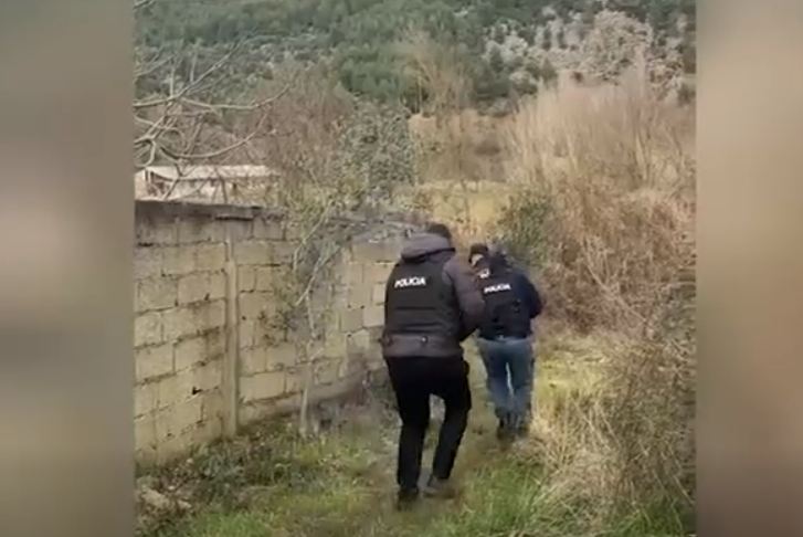 Zbulohen arsenal armësh, municion luftarak dhe drogë në Fushë Krujë, shpallet në kërkim 49-vjeçari