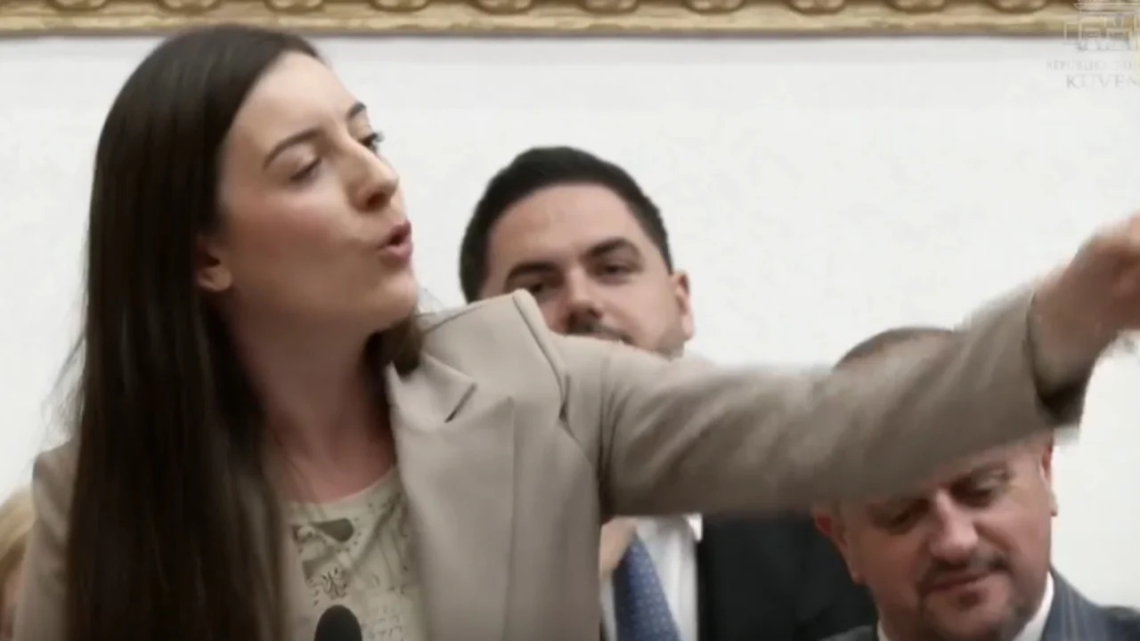 “Je zar i Belinda Ballukut bashkë me Zegjinenë”, Çaushi i kthehet Bardhit në Kuvend: O ylli i Fierit, doktori s’të hoqi nga qarku që të mos më bëhej mua qejfi