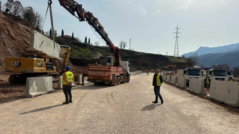 Merr fund bllokimi pas 11 ditësh! Rihapet qarkullimi për mjetet në Librazhd-Prrenjas