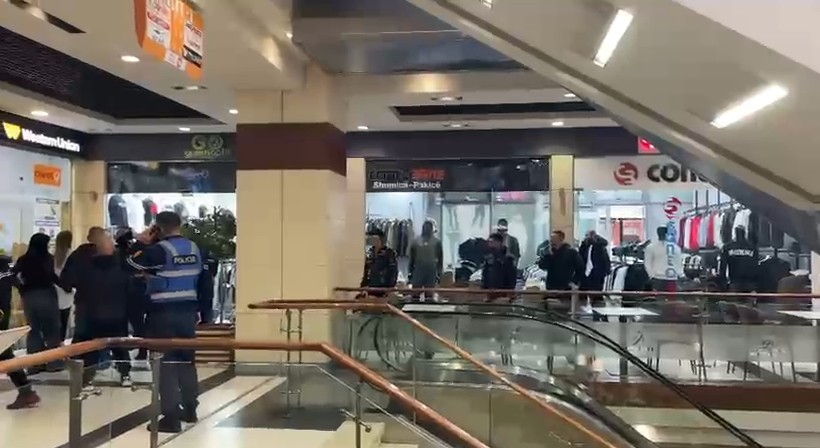 Grabitet me armë pika e këmbimit valutor brenda një qendre tregtare në Tiranë