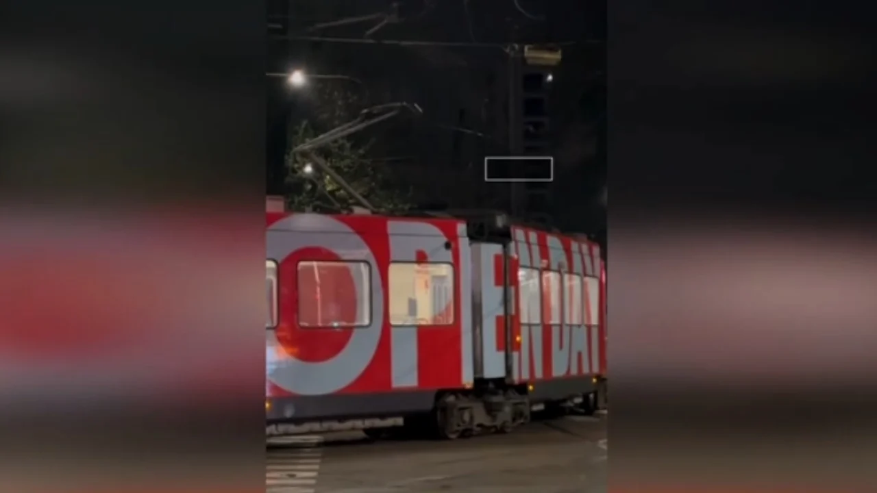 Tramvaji del nga shinat në Milano, në bord vetëm shoferi