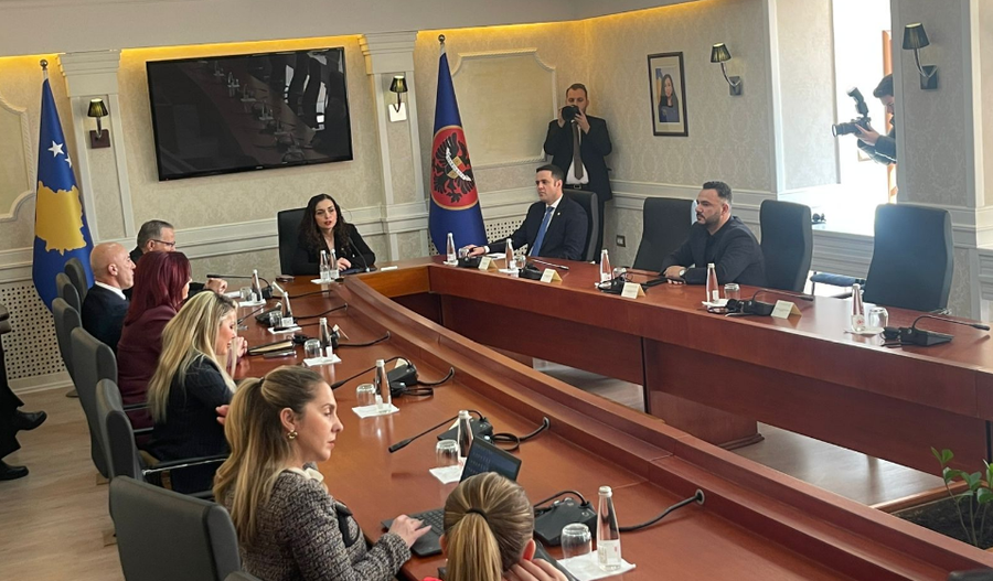 Presidentja Osmani nis takimin me partitë politike, Albin Kurti e bojkoton