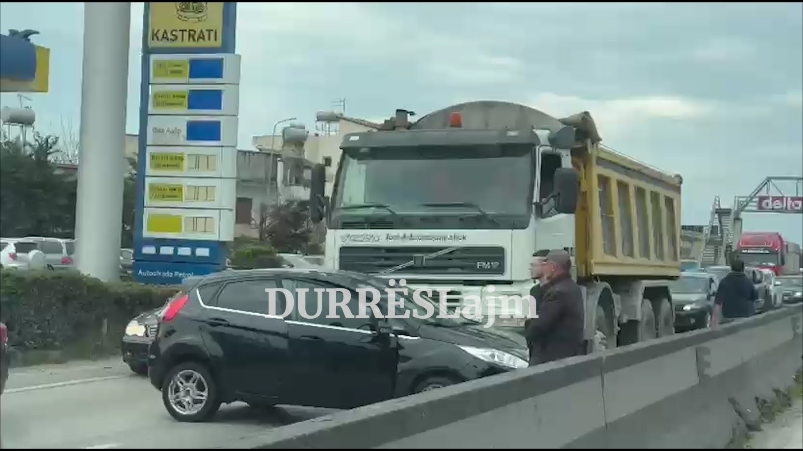 “Ford-i” përplaset me kamion në autostradën Durrës–Tiranë, detajet (VIDEO)