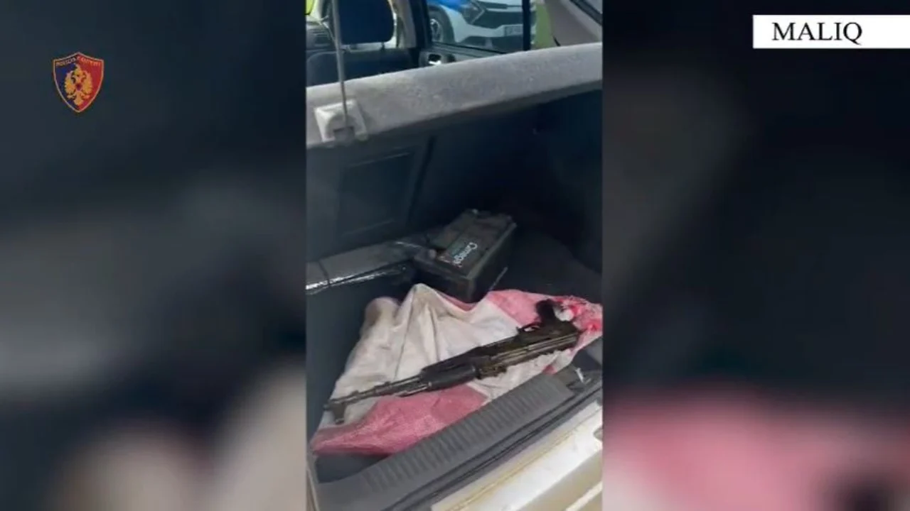 Qarkullonte me automatik në makinë, arrestohet 30-vjeçari, armë zjarri iu gjet edhe në banesë